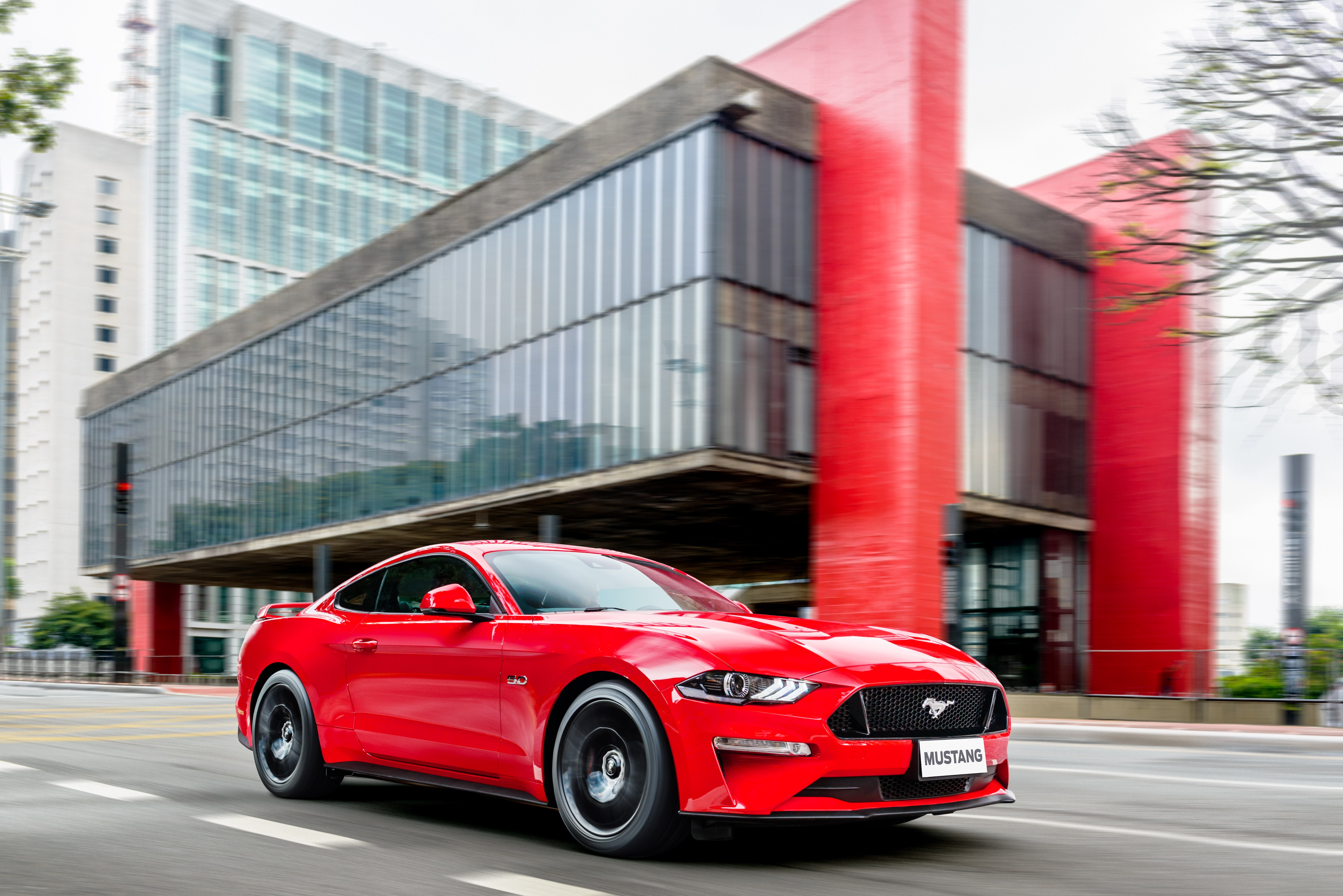 Mustang GT Premium 2018 vermelho rodando na cidade